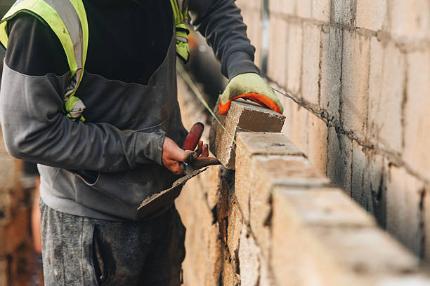 Maçon réalisant des travaux de rénovation